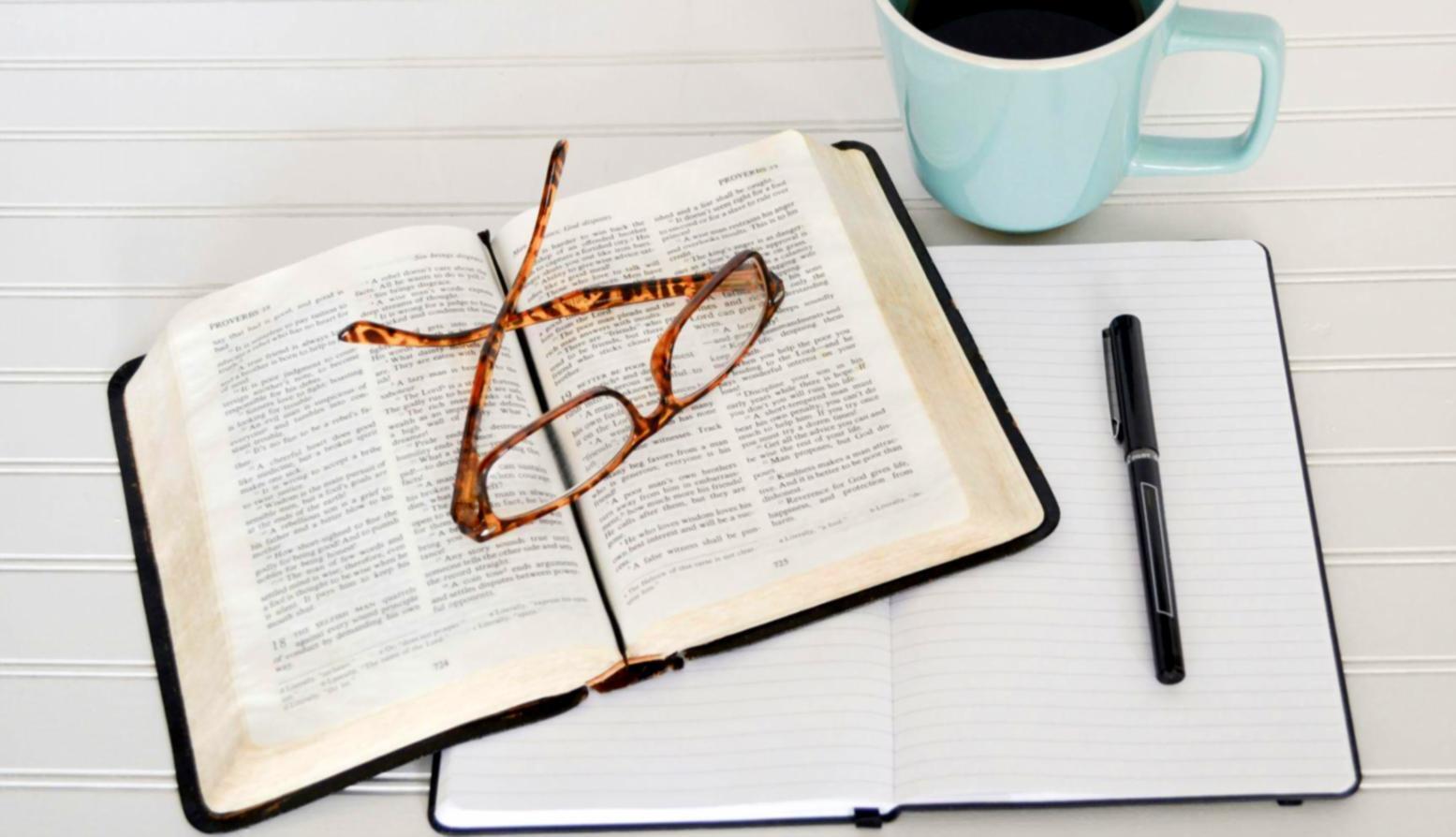 Interface de gestion financière sur différents appareils