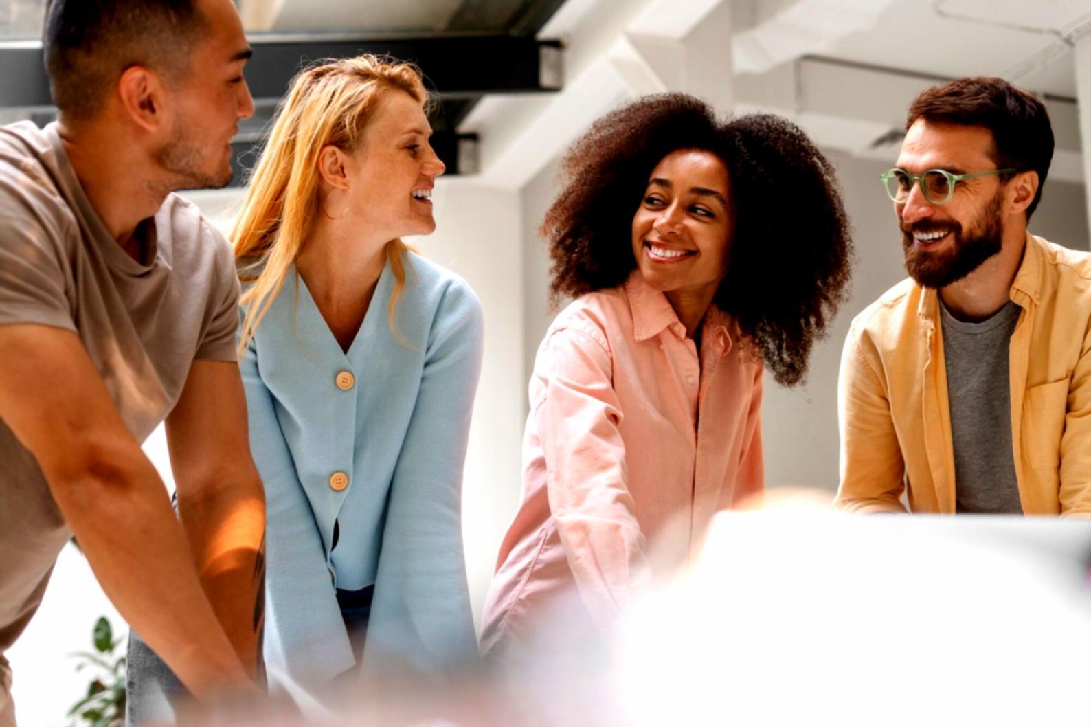 Équipe collaborative travaillant sur des solutions financières